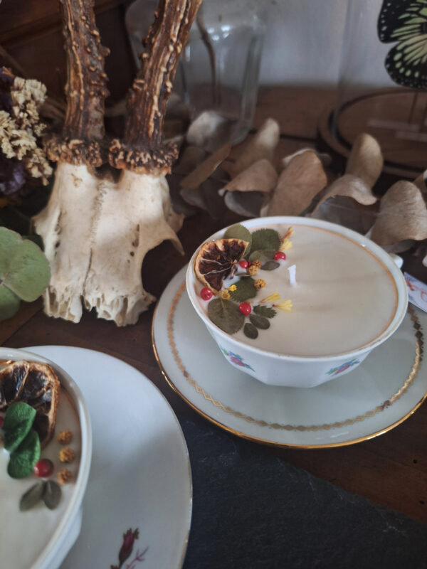 Bougie parfumée dans une tasse chinée, dorée parfum orangette