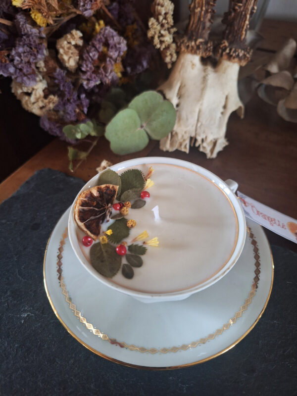 Bougie parfumée dans une tasse chinée, dorée parfum orangette – Image 2