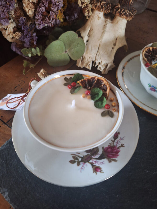 Bougie parfumée dans une tasse chinée, roses parfum orangette