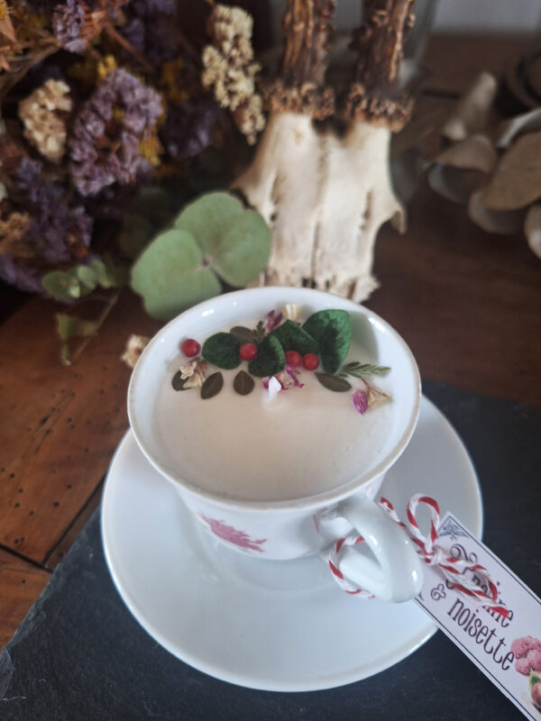 Bougie parfumée dans une tasse chinée, praline et noisette