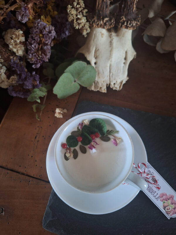 Bougie parfumée dans une tasse chinée, praline et noisette – Image 2