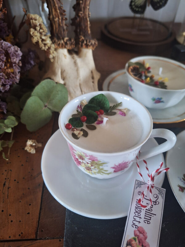 Bougie parfumée dans une tasse chinée, praline et noisette – Image 4