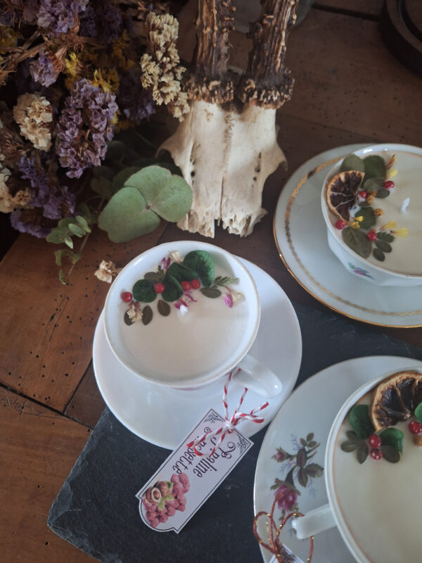 Bougie parfumée dans une tasse chinée, praline et noisette – Image 3