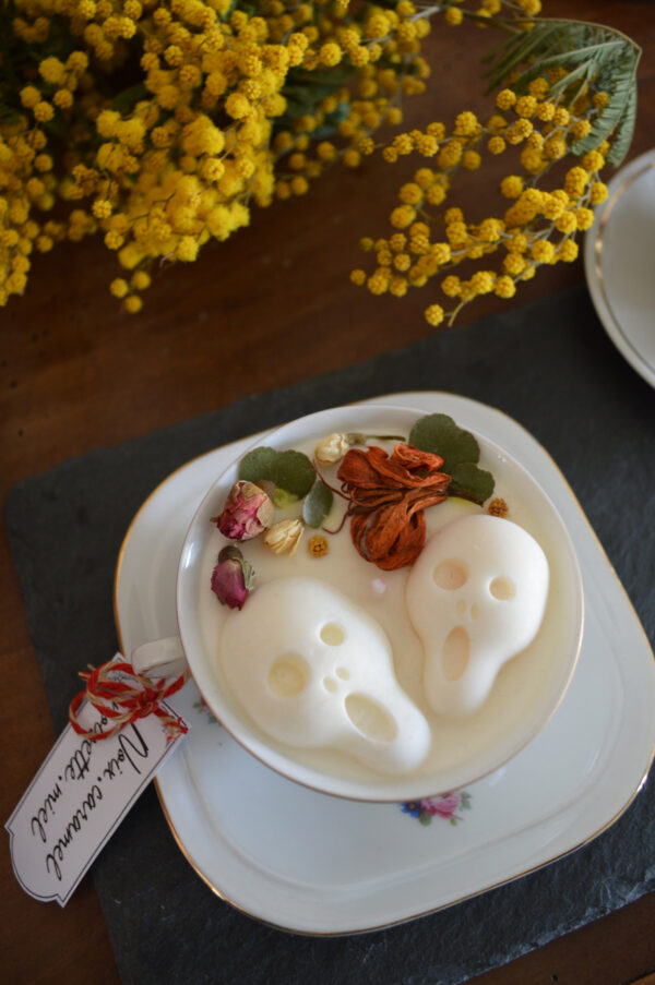 Bougie parfumée dans une tasse chinée : crânes et fleurs séchées, fragrance tarte aux noix