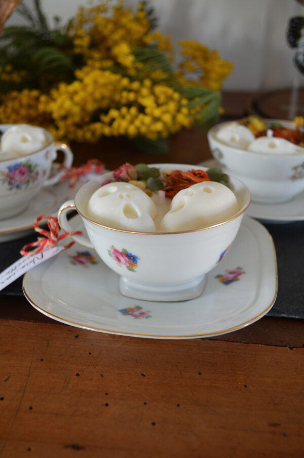 Bougie parfumée dans une tasse chinée : crânes et fleurs séchées, fragrance tarte aux noix – Image 2