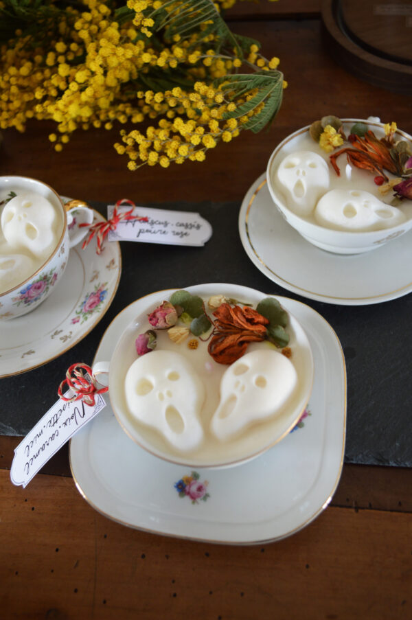 Bougie parfumée dans une tasse chinée : crânes et fleurs séchées, fragrance tarte aux noix – Image 3