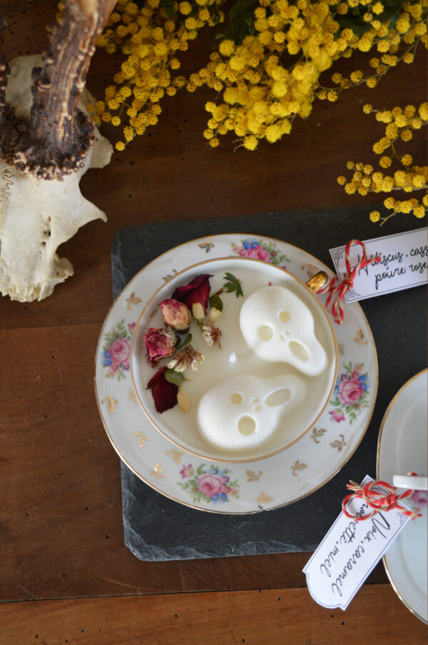 Bougie parfumée dans une tasse chinée : crânes et fleurs séchées, fragrance hibiscus