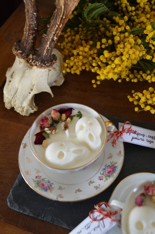 Bougie parfumée dans une tasse chinée : crânes et fleurs séchées, fragrance hibiscus – Image 3