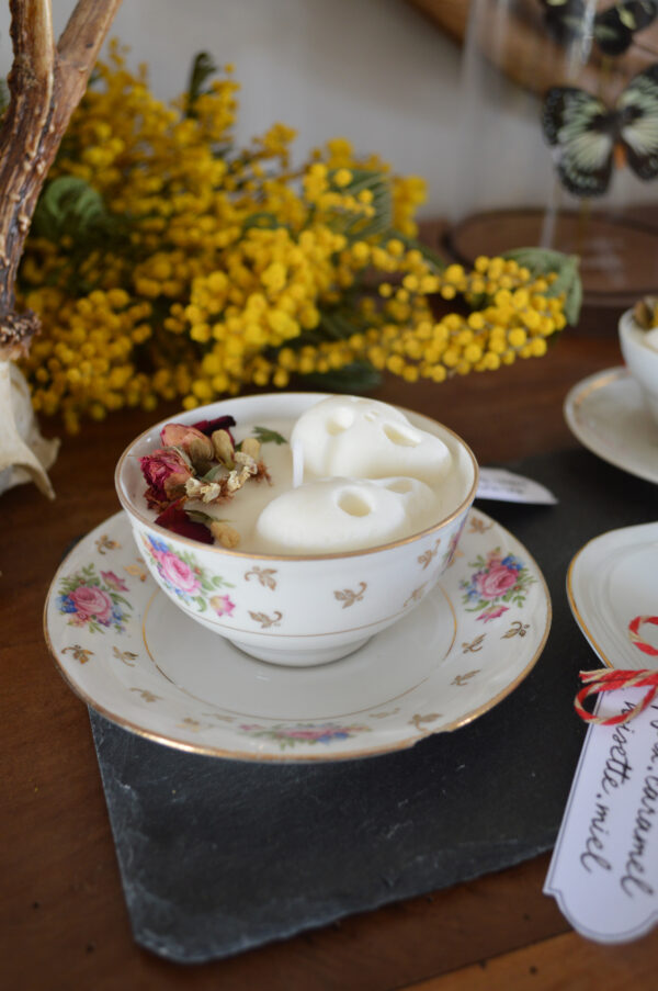 Bougie parfumée dans une tasse chinée : crânes et fleurs séchées, fragrance hibiscus – Image 4