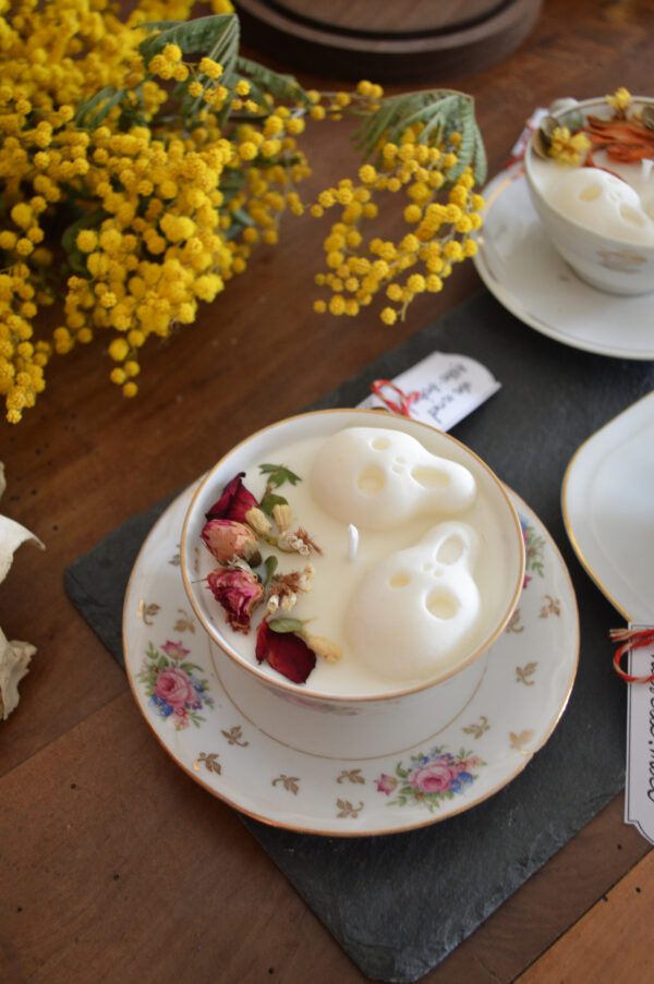 Bougie parfumée dans une tasse chinée : crânes et fleurs séchées, fragrance hibiscus – Image 2