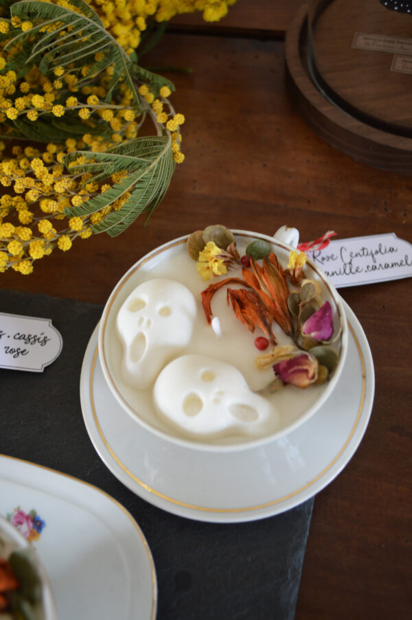 Bougie parfumée dans une tasse chinée : crânes et fleurs séchées, fragrance rose – Image 4