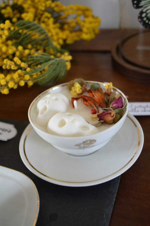 Bougie parfumée dans une tasse chinée : crânes et fleurs séchées, fragrance rose – Image 2