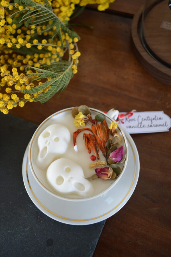 Bougie parfumée dans une tasse chinée : crânes et fleurs séchées, fragrance rose – Image 3