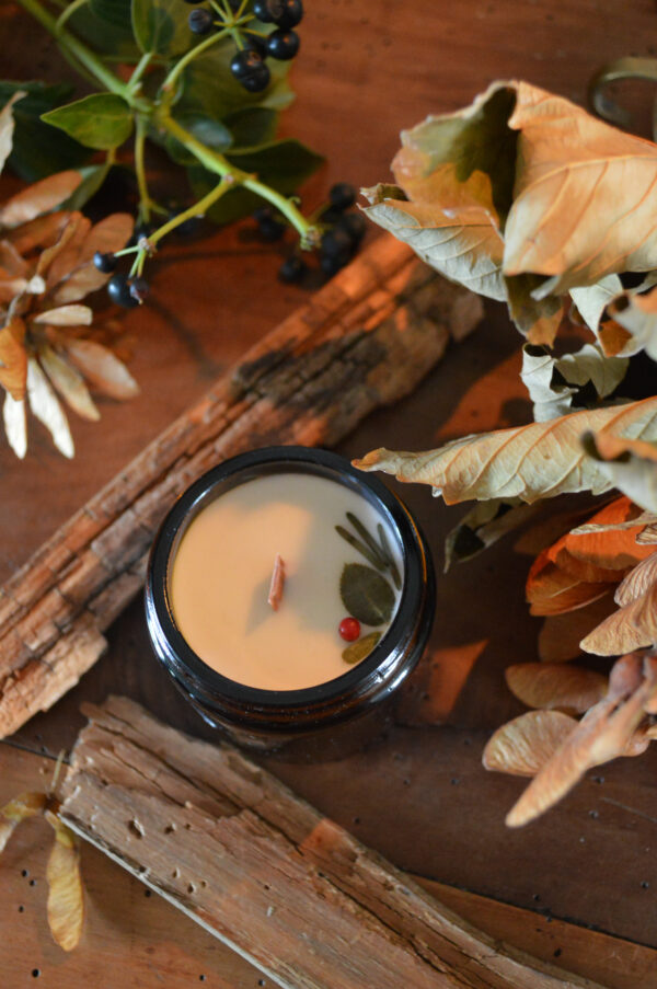 Bougie parfumée En Terre du Milieu, La Forêt Noire – Image 3