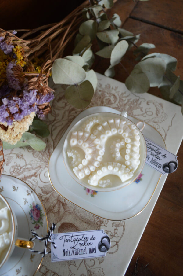 Bougie parfumée dans une tasse chinée : Tentacules de Kraken, fragrance hibiscus – Image 3