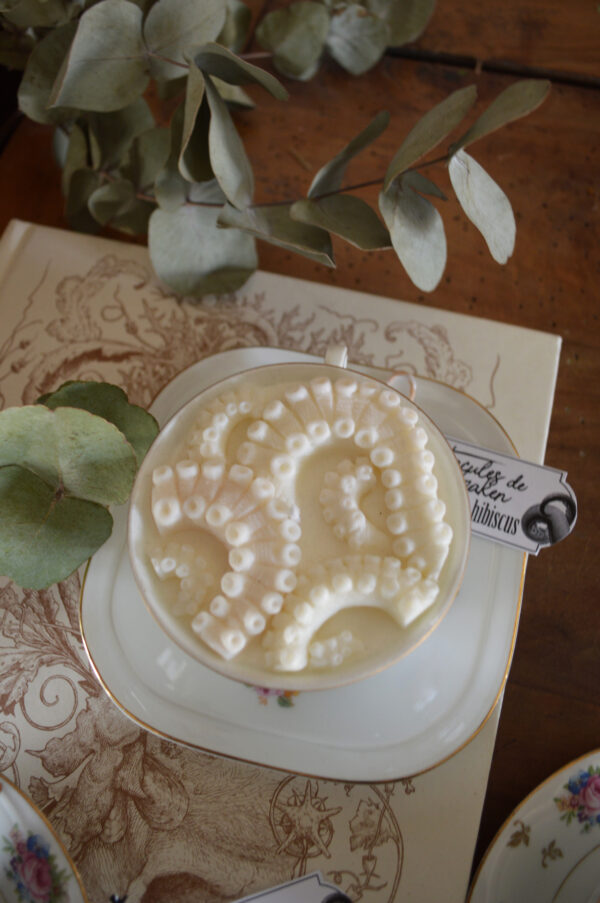 Bougie parfumée dans une tasse chinée : Tentacules de Kraken, fragrance hibiscus