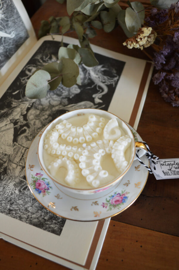 Bougie parfumée dans une tasse chinée : Tentacules de Kraken, fragrance Tarte aux noix – Image 2