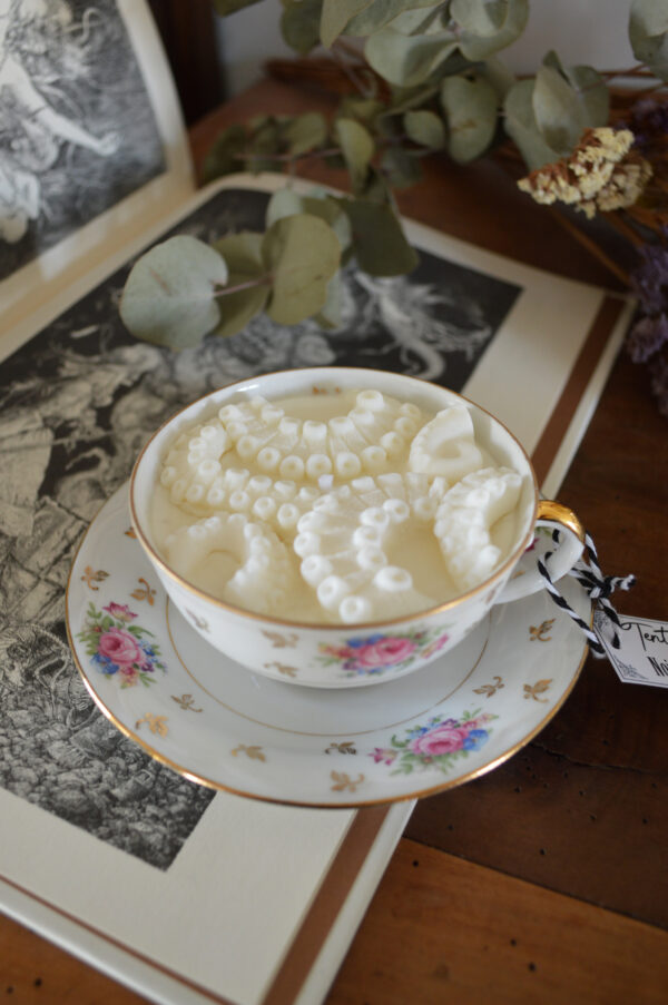 Bougie parfumée dans une tasse chinée : Tentacules de Kraken, fragrance Tarte aux noix – Image 3