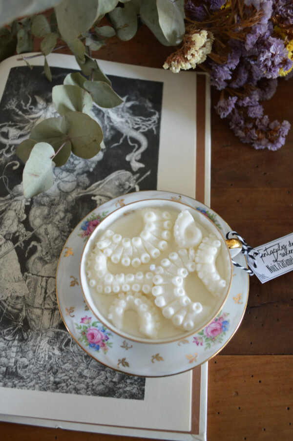 Bougie parfumée dans une tasse chinée : Tentacules de Kraken, fragrance Tarte aux noix