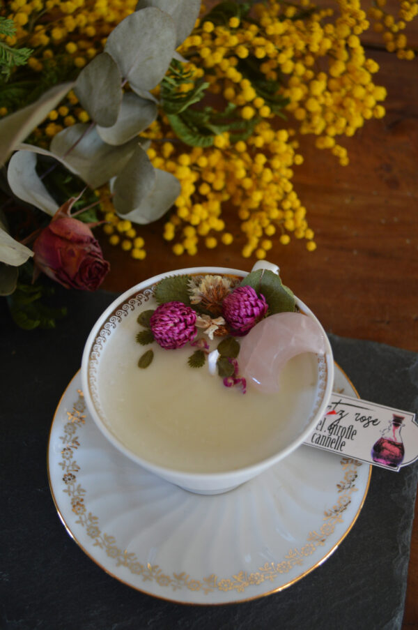 Bougie parfumée dans une tasse chinée, quartz rose et fleurs séchées