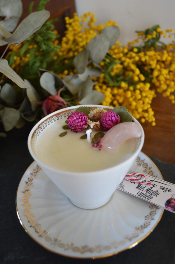 Bougie parfumée dans une tasse chinée, quartz rose et fleurs séchées – Image 3