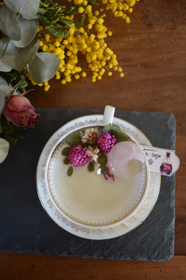 Bougie parfumée dans une tasse chinée, quartz rose et fleurs séchées – Image 2